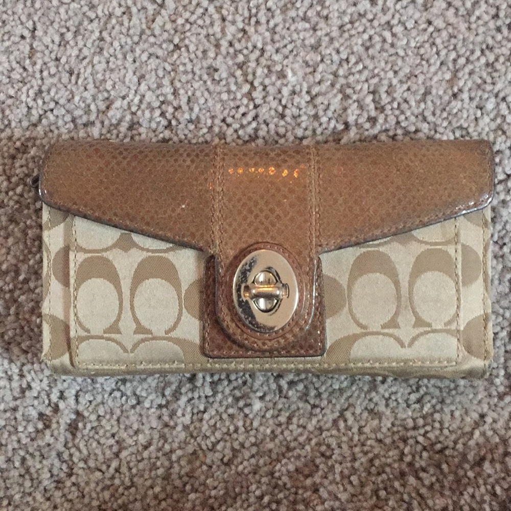 💜 New in Closet- Coach Multi Pocket Wallet 💜